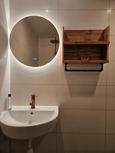 Handdoeken rekje voor in de badkamer van eikenhout